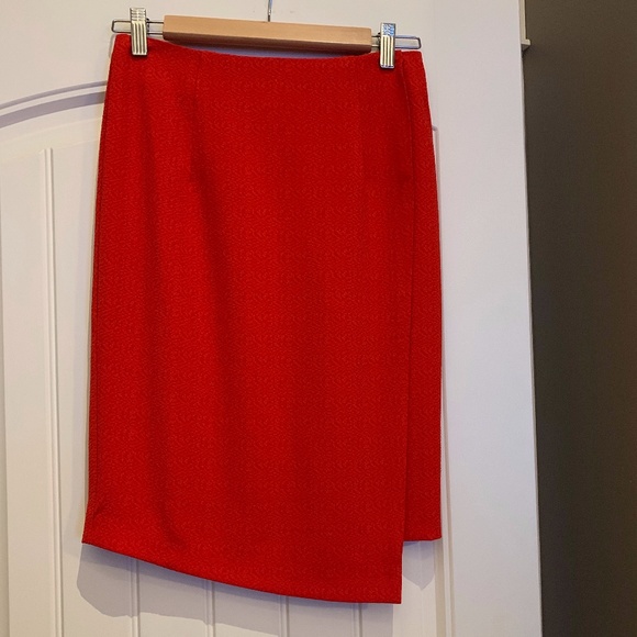 Red pencil skirt with a slit - Picture 2 of 5